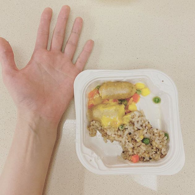 碗裡全是三色豆！泫雅公開一餐分量：比手掌還小