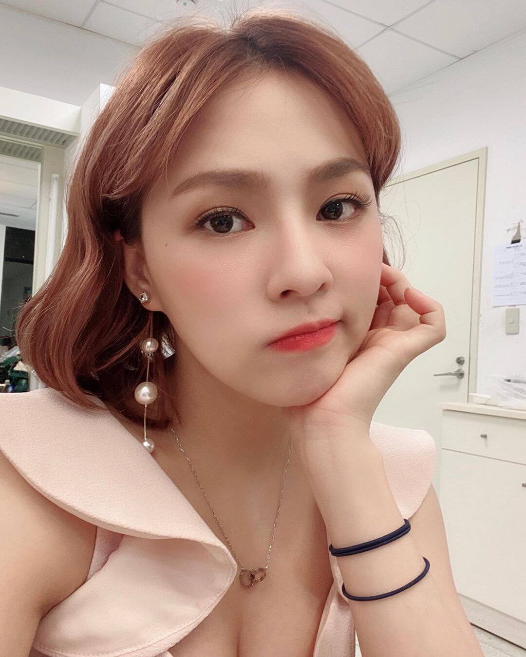 曖昧對象接連被爆料!熊熊PO「撇嘴照」無奈回應 網嗆:看戲的都傻子!