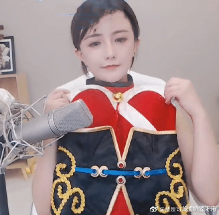 穿到一半卡住！實況兇妹「雄偉UU撐爆」　網嗨：絕對不是衣服太小！