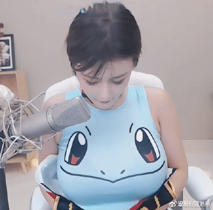 穿到一半卡住！實況兇妹「雄偉UU撐爆」　網嗨：絕對不是衣服太小！