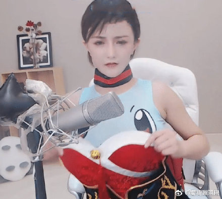 穿到一半卡住！實況兇妹「雄偉UU撐爆」　網嗨：絕對不是衣服太小！