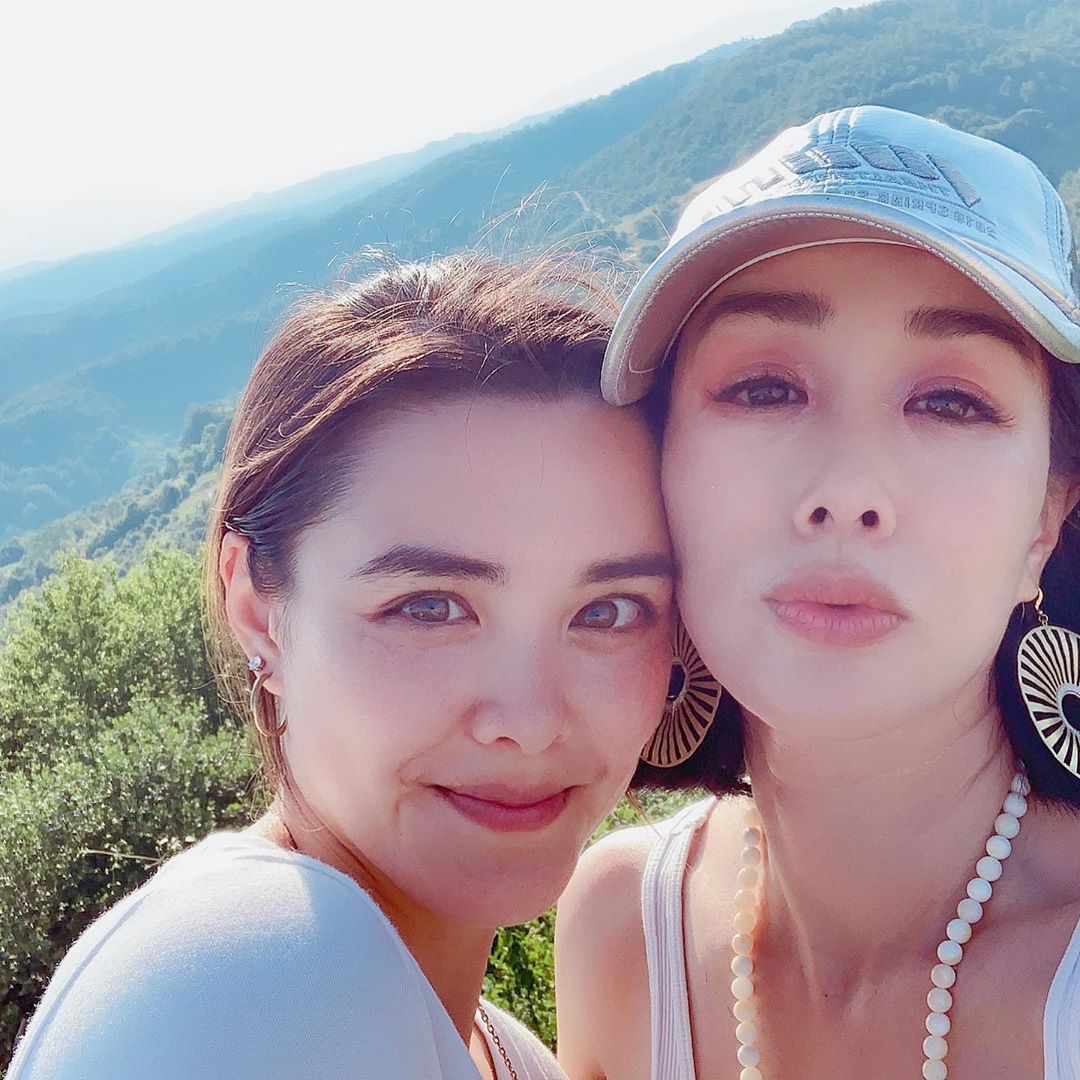 海邊大解放!鍾麗緹女兒「混血顏不輸媽」 網瘋讚:小美人魚!