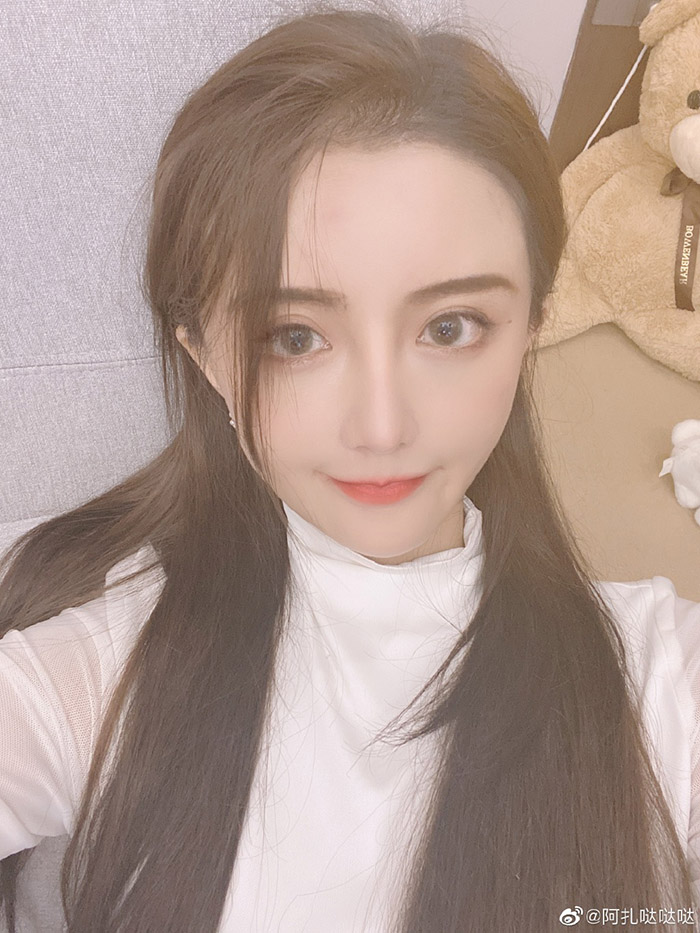 穿到一半卡住！實況兇妹「雄偉UU撐爆」　網嗨：絕對不是衣服太小！