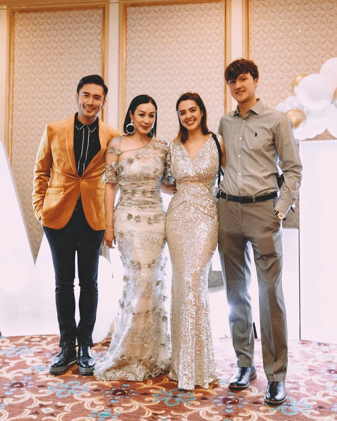 海邊大解放!鍾麗緹女兒「混血顏不輸媽」 網瘋讚:小美人魚!