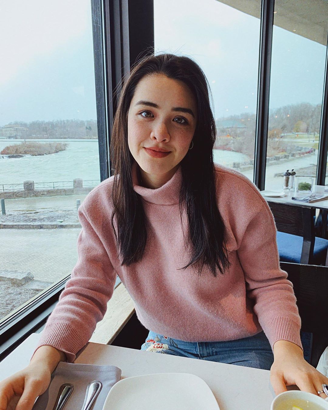 海邊大解放!鍾麗緹女兒「混血顏不輸媽」 網瘋讚:小美人魚!