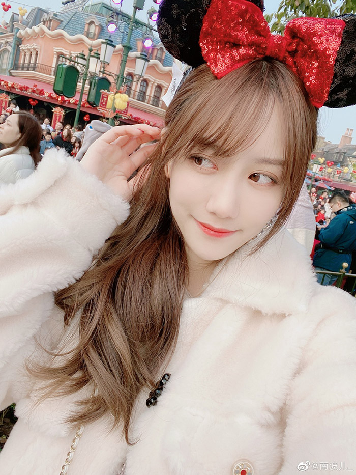 曾當眾舔套套！實況兇妹直播「內內套頭」　優質台秒被BAN！