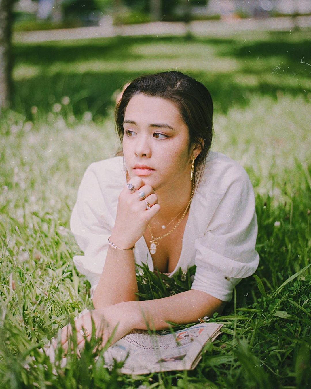 海邊大解放!鍾麗緹女兒「混血顏不輸媽」 網瘋讚:小美人魚!