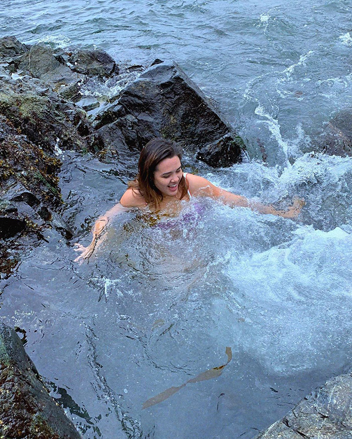 海邊大解放!鍾麗緹女兒「混血顏不輸媽」 網瘋讚:小美人魚!