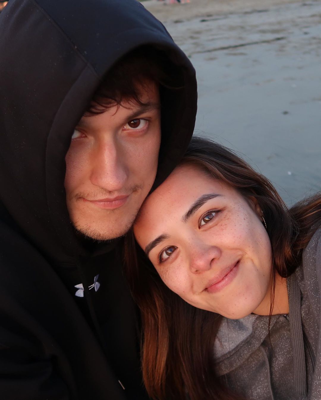 海邊大解放!鍾麗緹女兒「混血顏不輸媽」 網瘋讚:小美人魚!