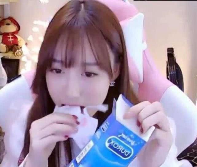 曾當眾舔套套！實況兇妹直播「內內套頭」　優質台秒被BAN！