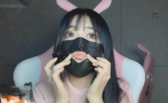 真面目終於曝光！小清新直播主「加碼放送真實身材」　網驚：真D大！