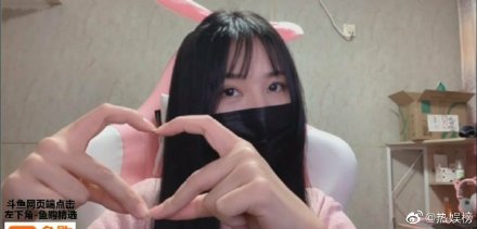 真面目終於曝光！小清新直播主「加碼放送真實身材」　網驚：真D大！