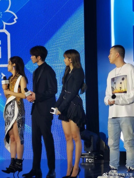 Ella獨門高跟鞋穿法曝光！「腳踝90度外凹」輕鬆站穩穩　網：看到頭皮發麻！