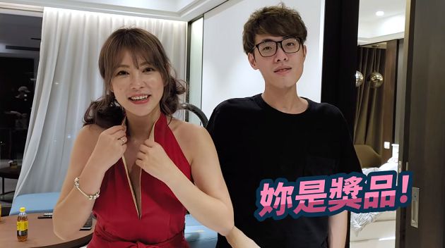 解放長腿！天菜小姐「單穿枕頭」曲線引遐想　網抓：露出來了！