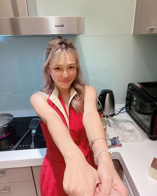 解放長腿！天菜小姐「單穿枕頭」曲線引遐想　網抓：露出來了！