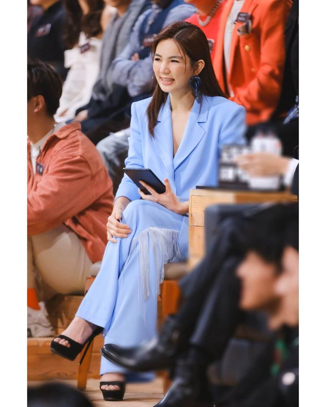 Ella獨門高跟鞋穿法曝光！「腳踝90度外凹」輕鬆站穩穩　網：看到頭皮發麻！