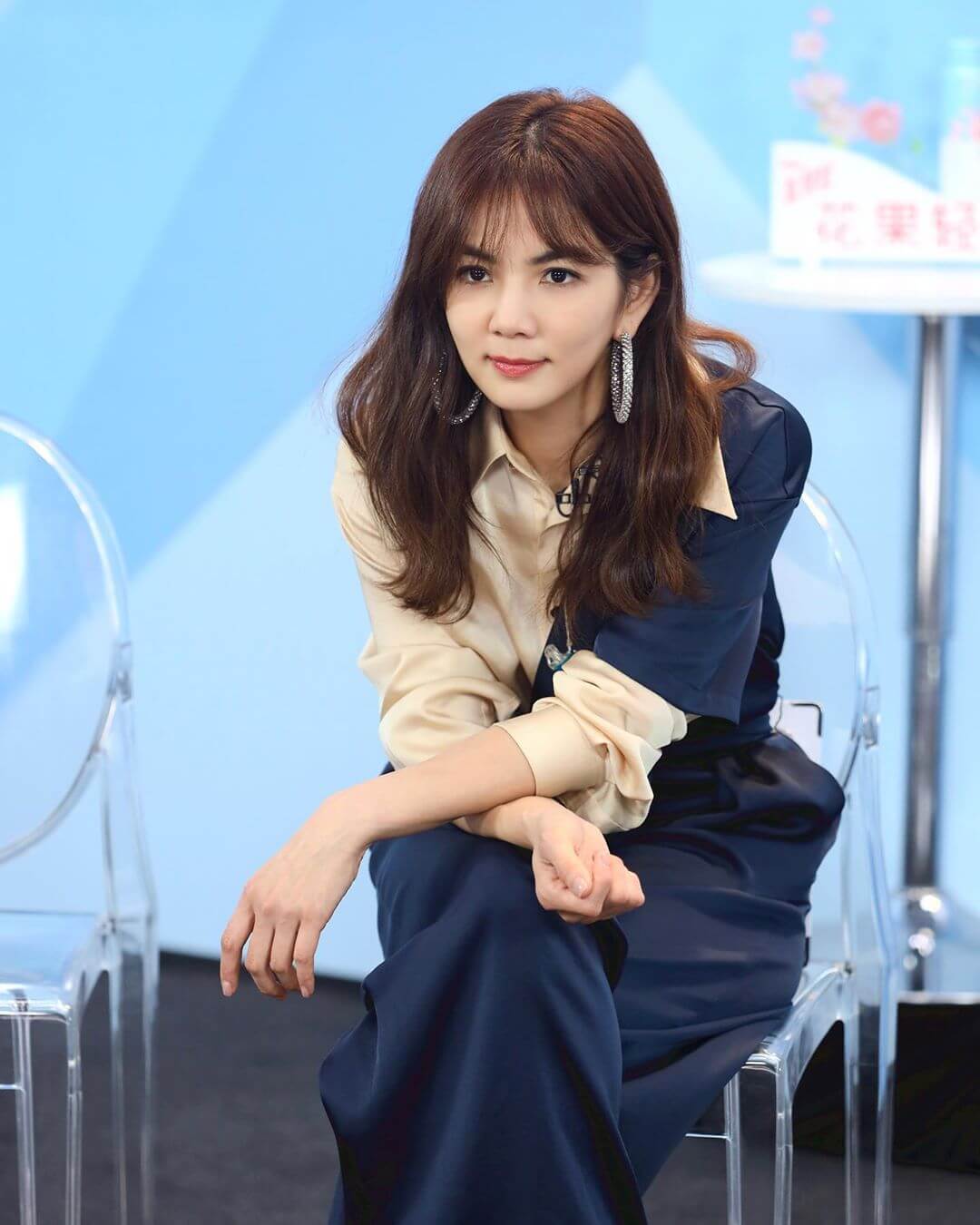 Ella獨門高跟鞋穿法曝光！「腳踝90度外凹」輕鬆站穩穩　網：看到頭皮發麻！