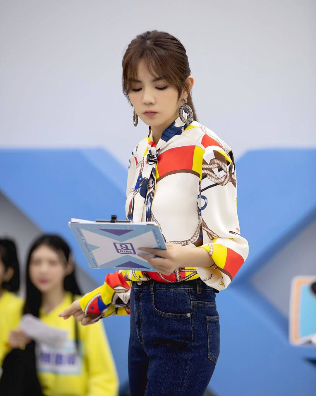 Ella獨門高跟鞋穿法曝光！「腳踝90度外凹」輕鬆站穩穩　網：看到頭皮發麻！