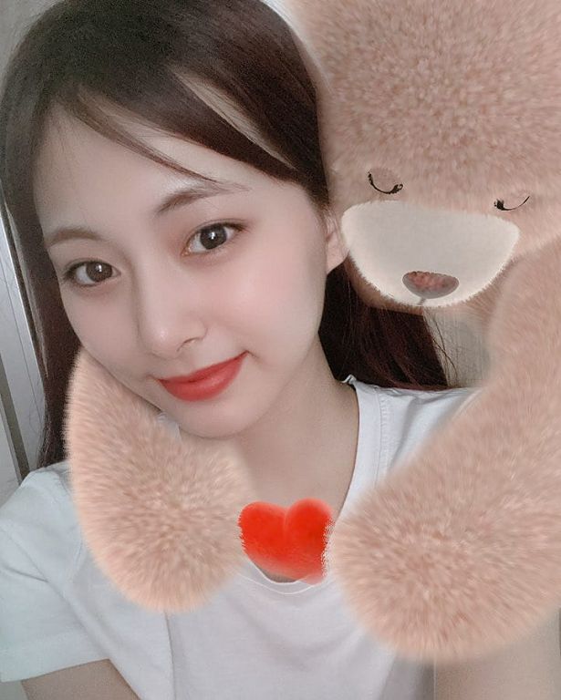 周子瑜素顏直播！20分鐘後「驚見牙齒卡菜渣」：都沒人跟我說