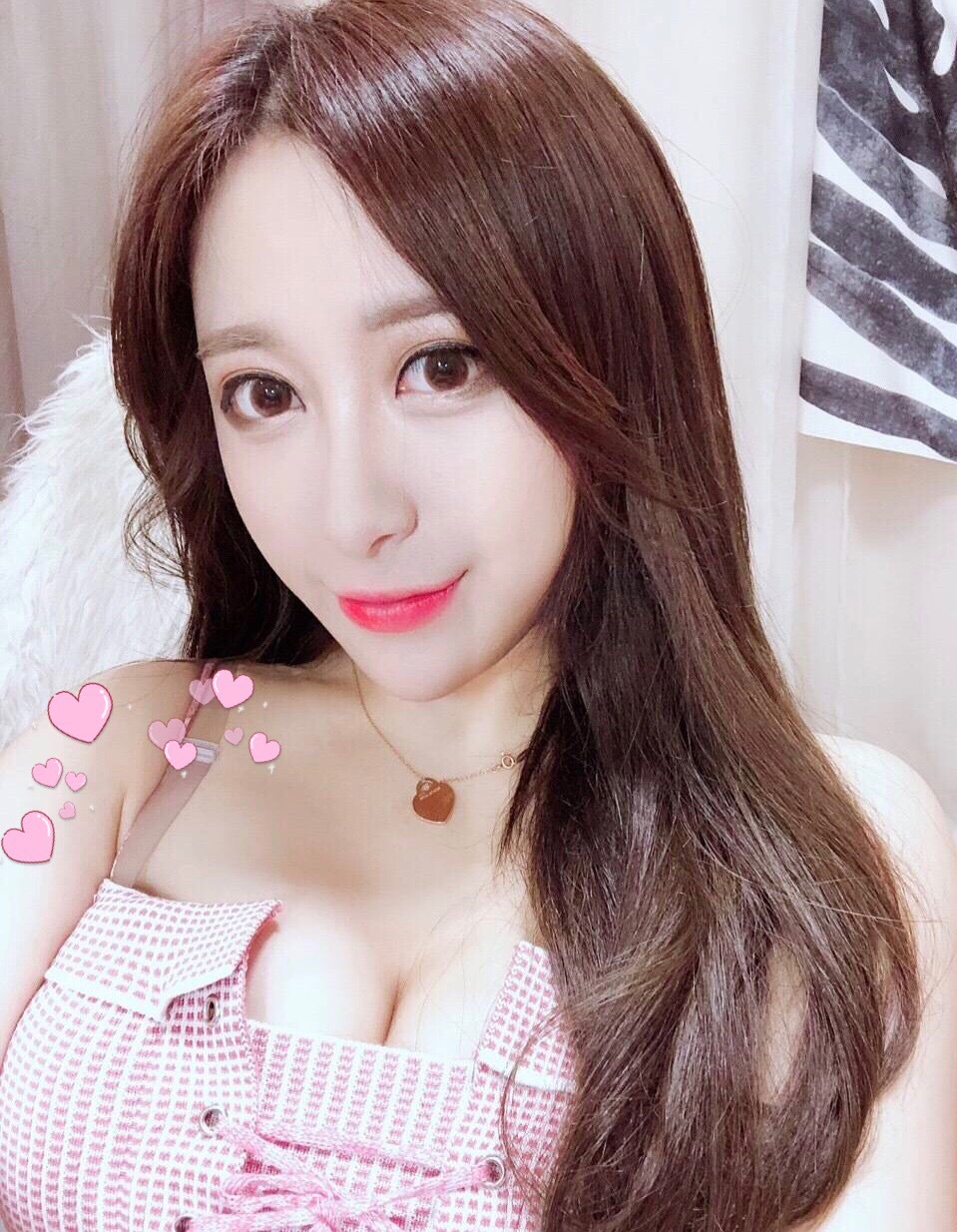 裙子不穿好！實況兇妹認了「驚人黑暗面」：曾收乾爹五十萬！