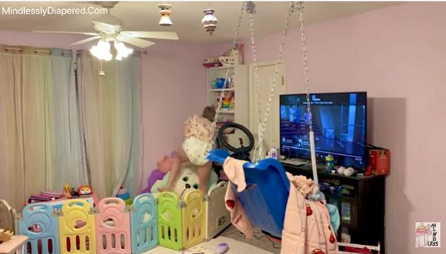 25歲「全職嬰兒」房間曝光！包尿布找彩蛋影片爆紅：真的是嬰兒房