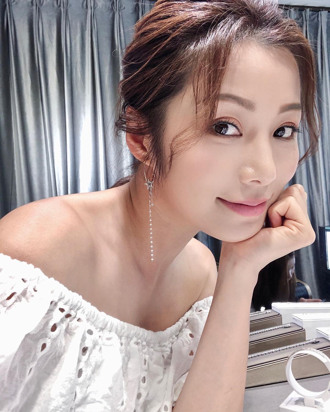 深V開到胃!超兇女星「左右半球掉出」側面全看光 網驚:有暈!