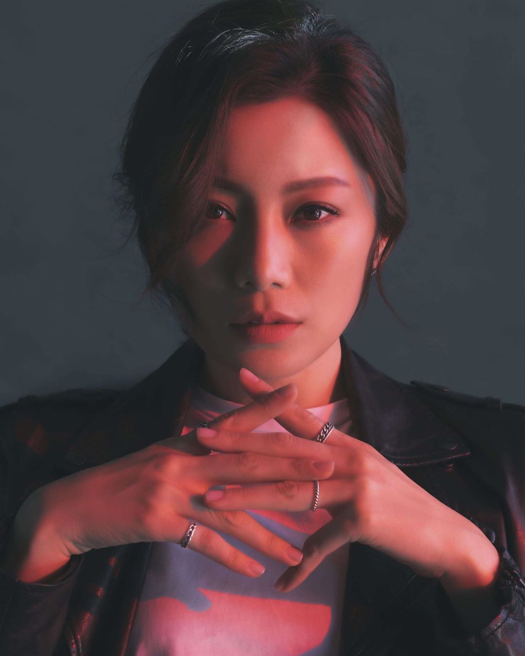 深V開到胃!超兇女星「左右半球掉出」側面全看光 網驚:有暈!