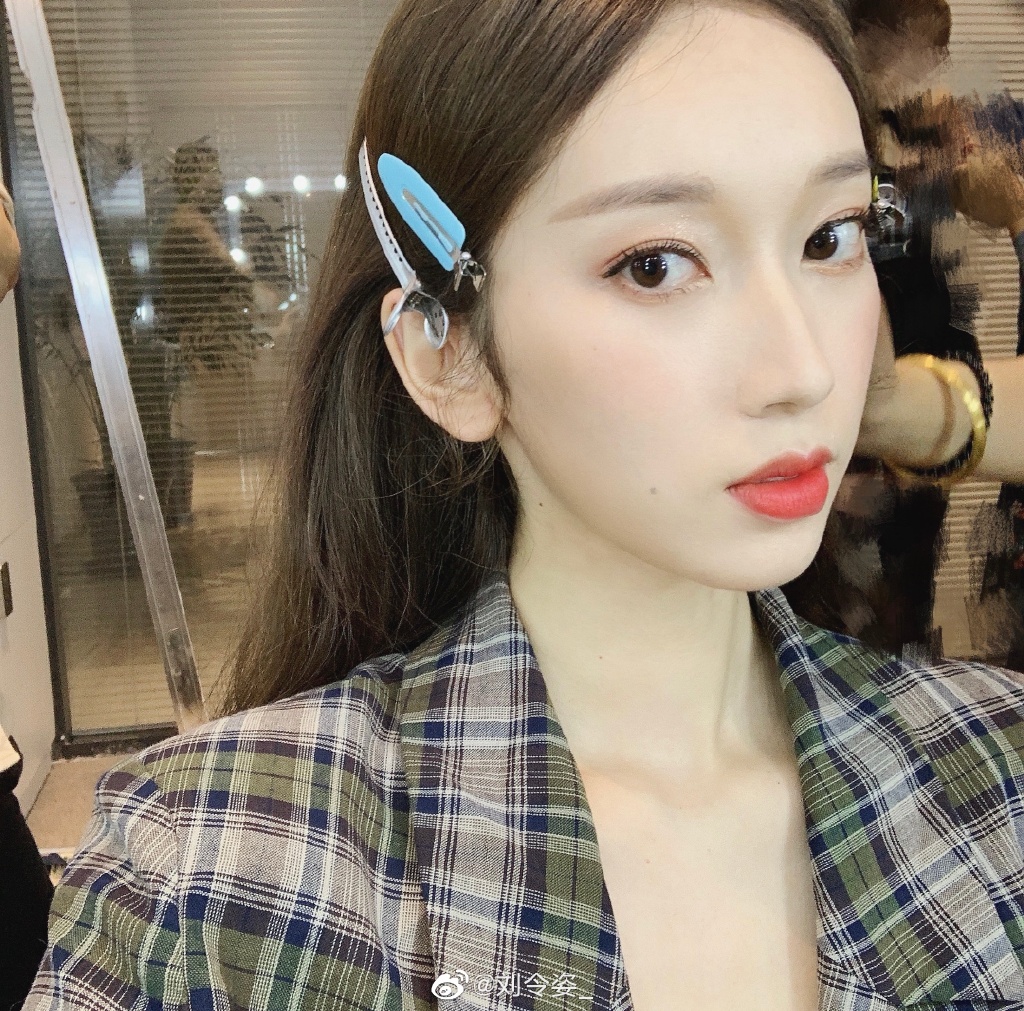 完全沒穿！《青春有你2》練習生「大尺度舊照流出」　網全驚嘆：太不科學！