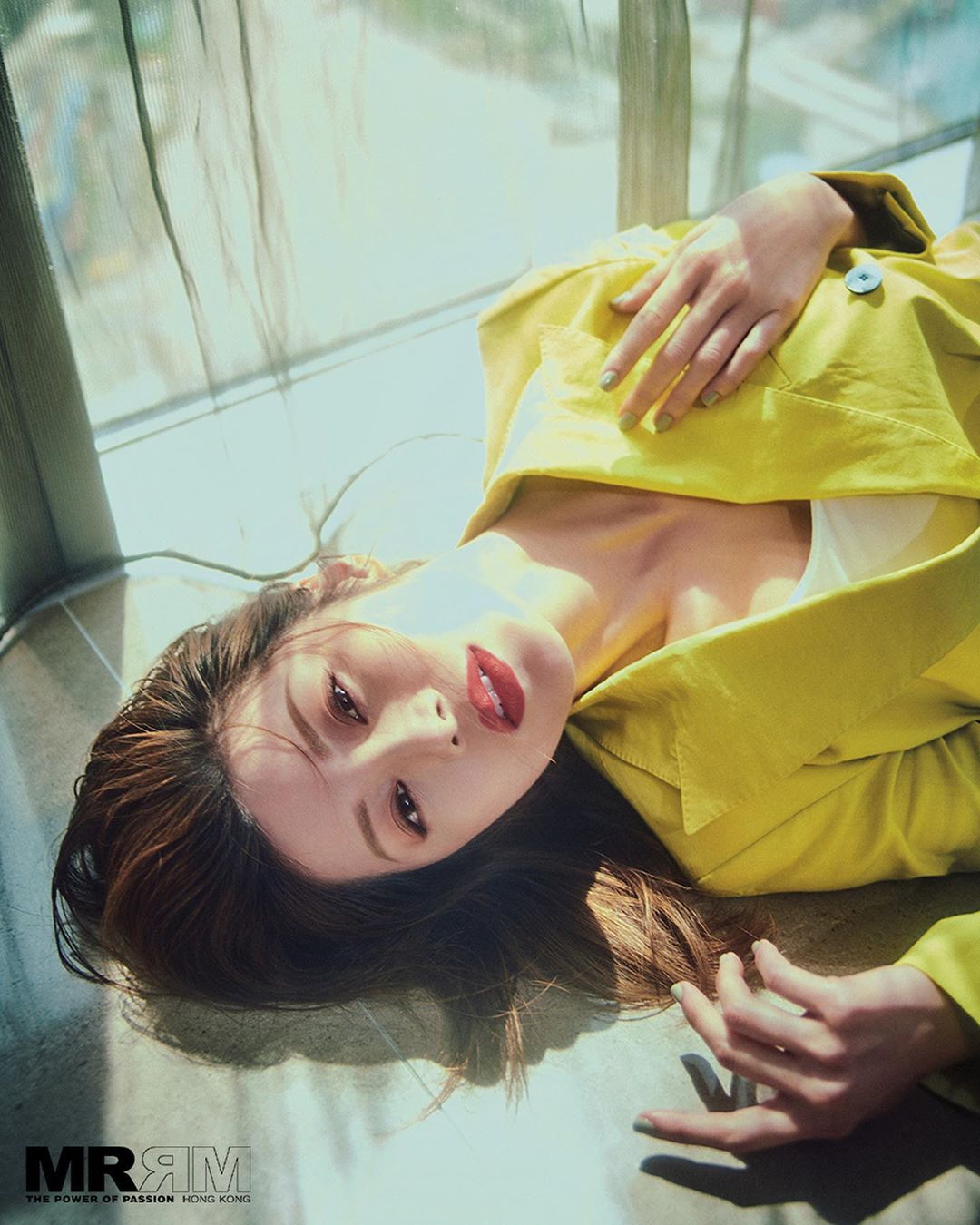 深V開到胃!超兇女星「左右半球掉出」側面全看光 網驚:有暈!