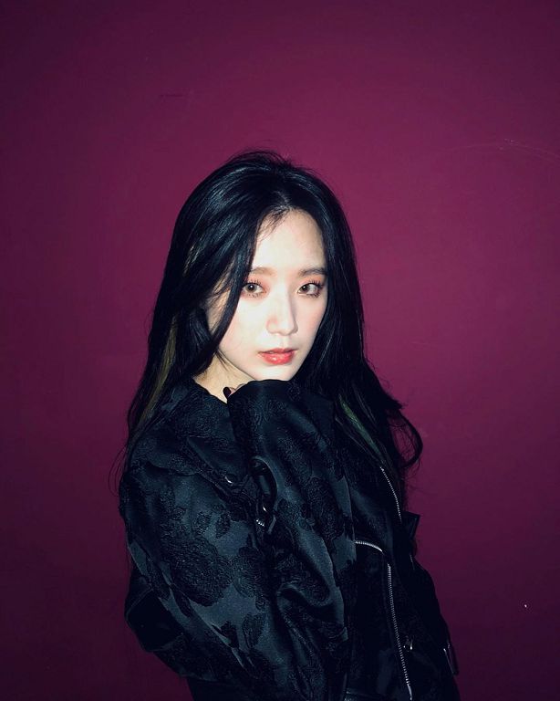 完全摸不透!舒華得獎雙腳大開「大跳螃蟹舞」 網:台上仙女是?