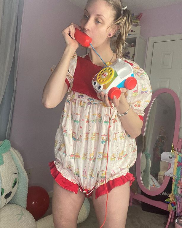 25歲「全職嬰兒」房間曝光！包尿布找彩蛋影片爆紅：真的是嬰兒房