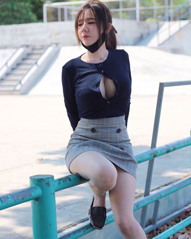 真理褲太短！超兇DJ一蹲下「蜜桃臀全曝光」 網：這樣太危險