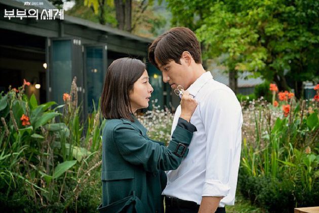 《夫婦的世界》52歲元配舊照被翻出！「清湯掛麵頭曝光」網全看傻