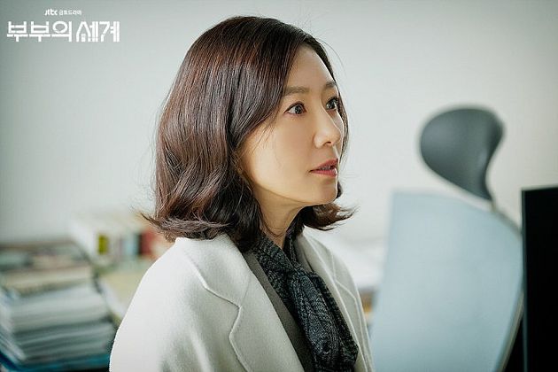 《夫婦的世界》52歲元配舊照被翻出！「清湯掛麵頭曝光」網全看傻