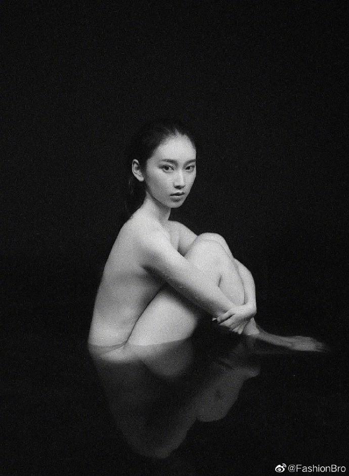 完全沒穿！《青春有你2》練習生「大尺度舊照流出」　網全驚嘆：太不科學！