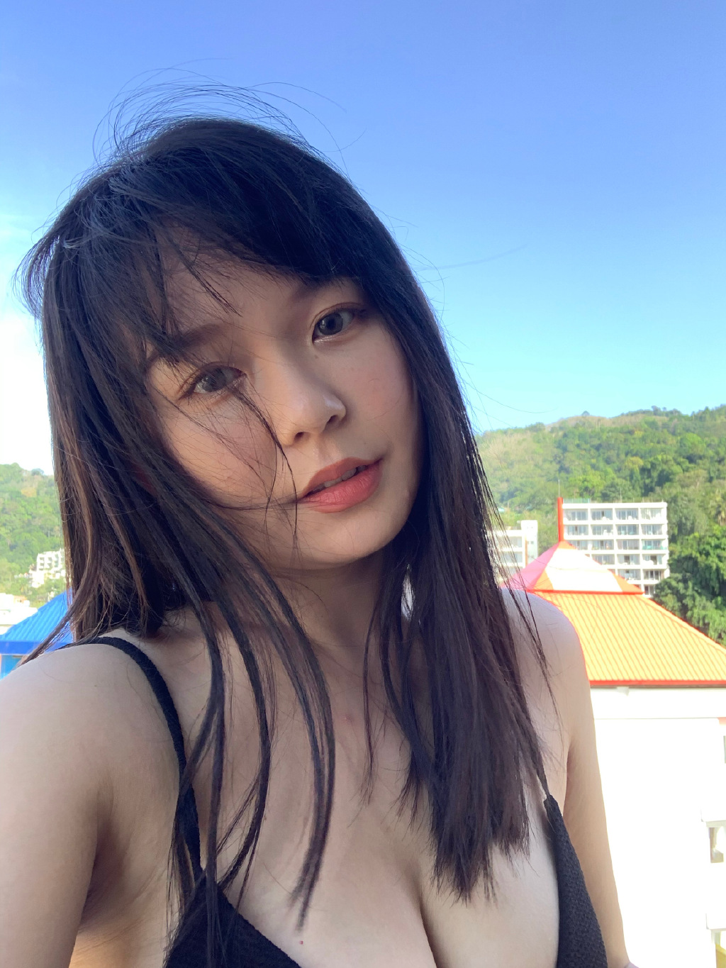 尺度無極限!童顏超兇妹「W美胸全看光」 網噴血:又純又欲