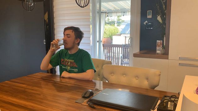 顛覆想像！Steam遊戲「你買我就喝水」爆紅  網諷：這樣賺也行？