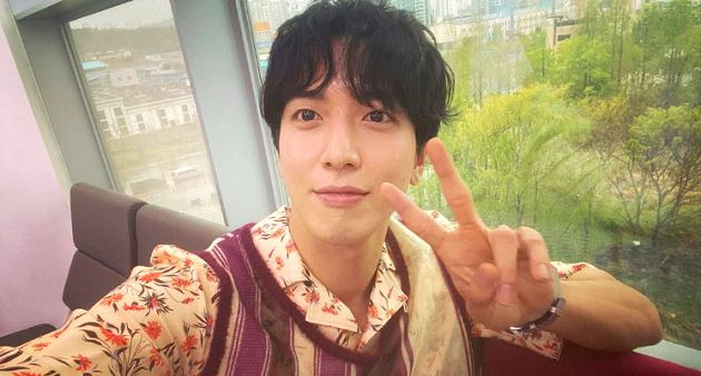 鄭容和國中舊照曝光!浴袍沒拉好「臉超稚嫩」:今年居然30歲了