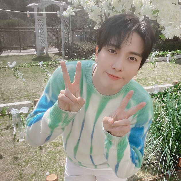 鄭容和國中舊照曝光!浴袍沒拉好「臉超稚嫩」:今年居然30歲了