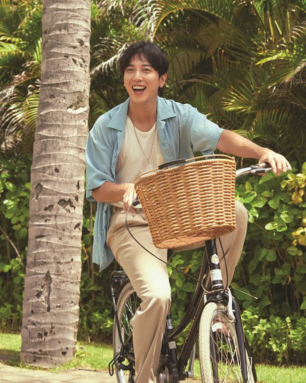 鄭容和國中舊照曝光!浴袍沒拉好「臉超稚嫩」:今年居然30歲了