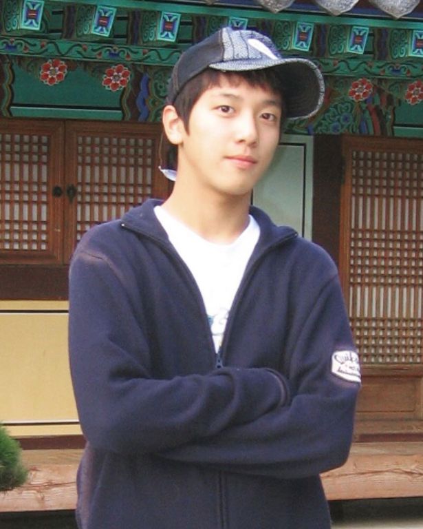 鄭容和國中舊照曝光!浴袍沒拉好「臉超稚嫩」:今年居然30歲了