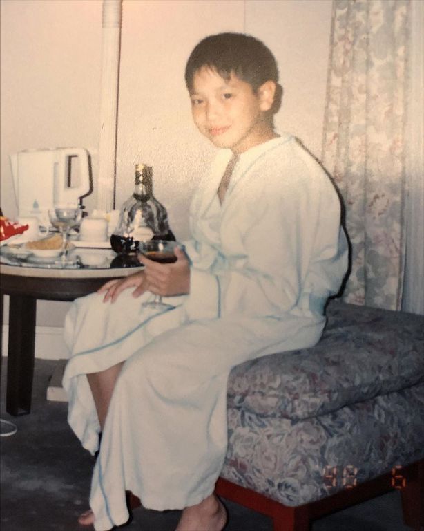 鄭容和國中舊照曝光!浴袍沒拉好「臉超稚嫩」:今年居然30歲了