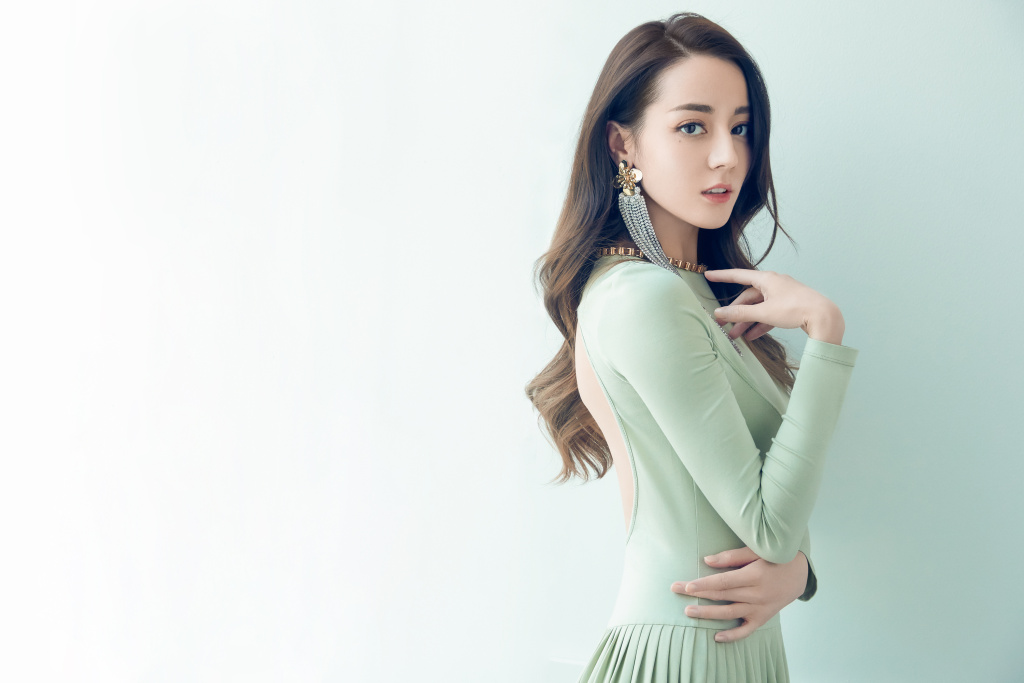 迪麗熱巴爆戀情?男星「公開熱情告白」 「結局反轉」網全傻眼