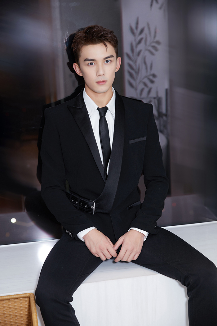 迪麗熱巴爆戀情?男星「公開熱情告白」 「結局反轉」網全傻眼