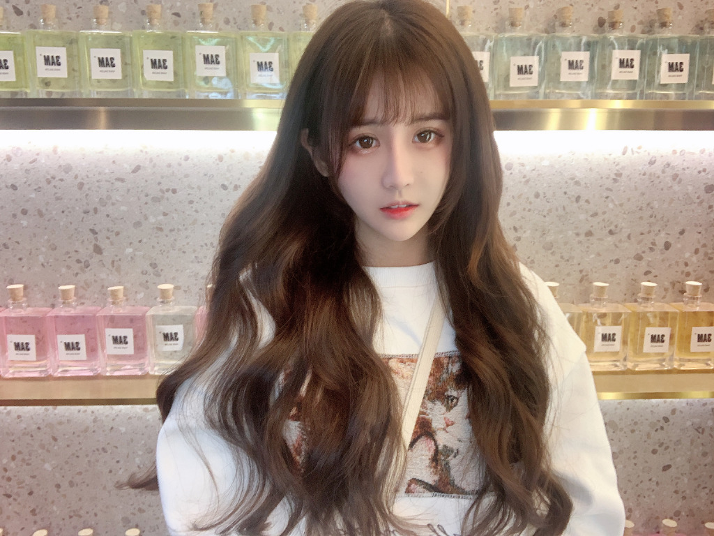 裙子不穿好！正妹網紅「曾爆得愛滋」：換男友跟換衣服一樣快！