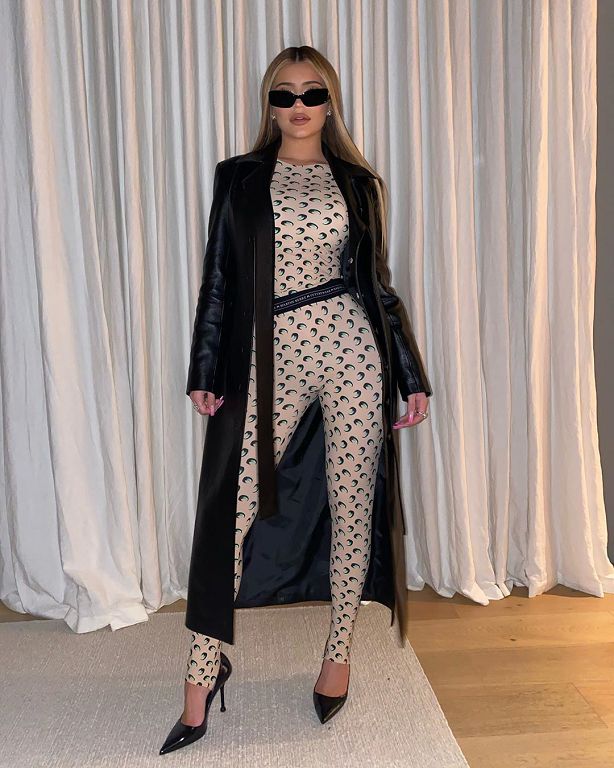 上億修圖女富豪「素顏曝光」!光腳踩馬路:手上還抱洋芋片