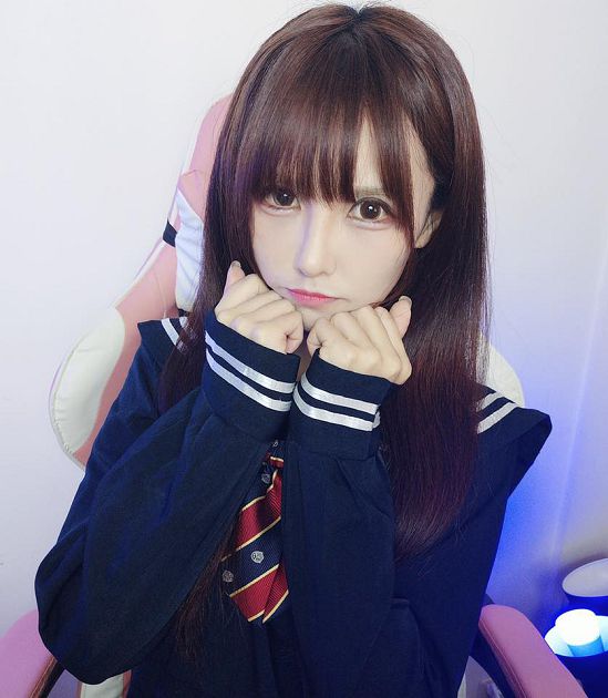 長輩彈出！超兇實況主領口「開到肚臍」　甜喊：大家喜歡嗎？