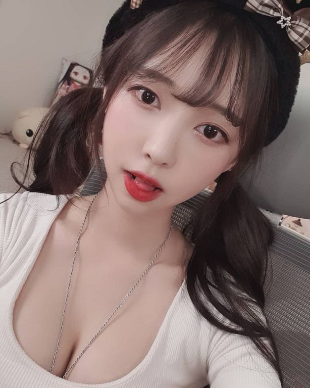 韓國正妹直播主「身材太爆」！熱舞項鍊卡UU 網：真D頭暈