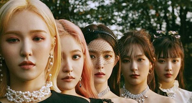 顏值再高也Hold不住!Red Velvet打歌服「醜到上熱搜」 網:好像穿花圈上台