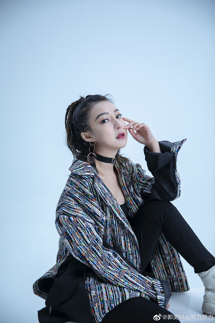 曾入獄坐牢！超兇網紅辣曬「裸睡床照」　迷濛表情全拍下！